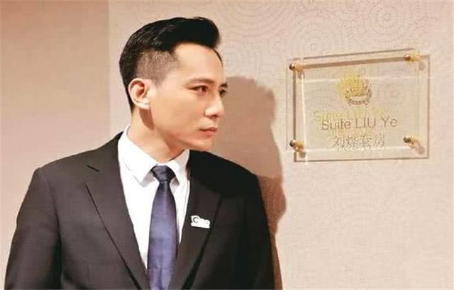 文章现身机场，眼神呆滞像油腻大叔，反观马伊