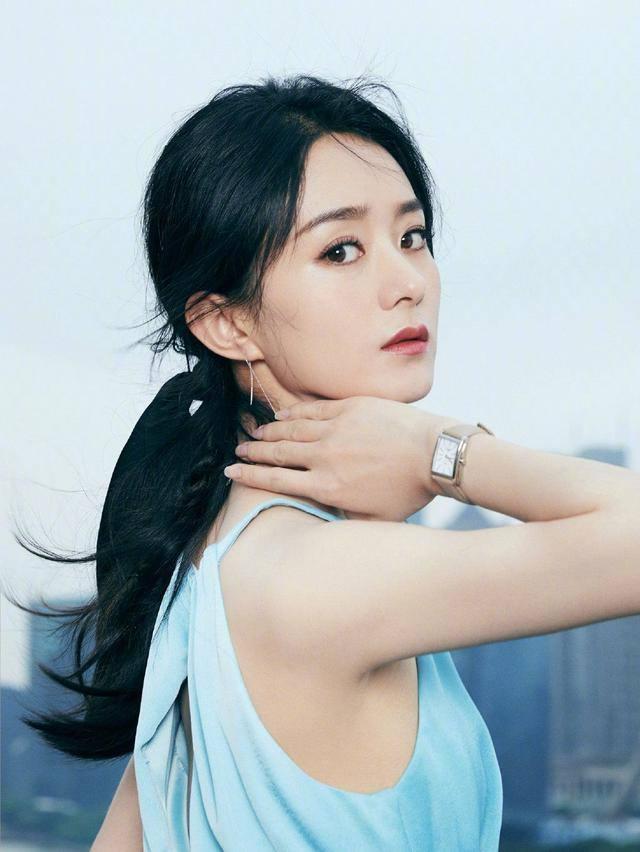 赵丽颖的腰太细了，丝毫没有生育的痕迹，小肚