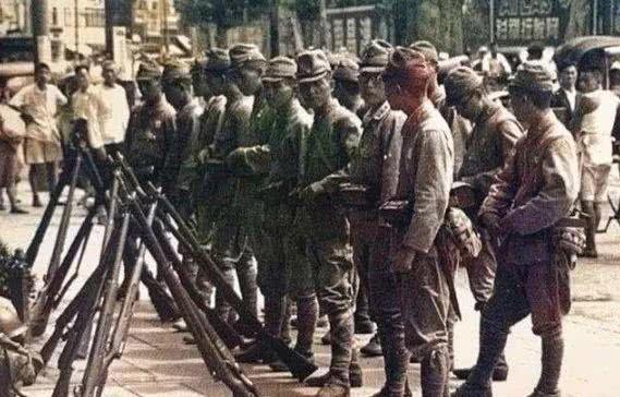 士兵子弹用完了，为何都不敢捡日军的武器老兵