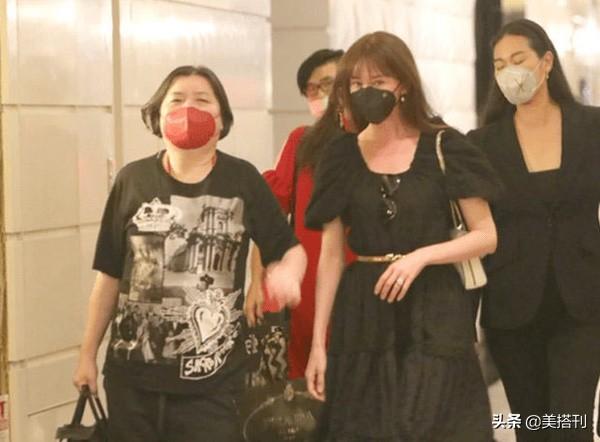 辟谣？林志玲被猜测怀孕后现身，穿收腰连衣裙