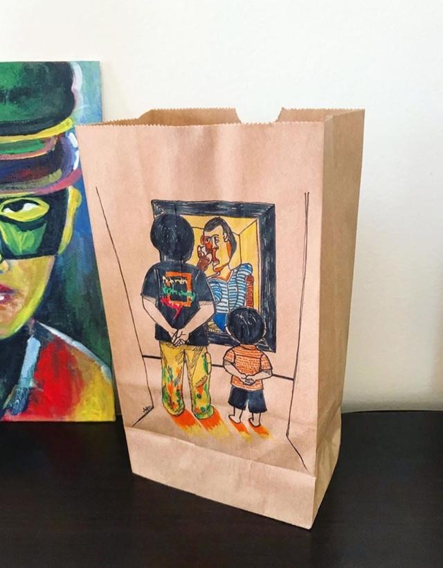 周杰伦父子赏毕加索名画，父子俩将手放在背后动作同步，敬意满满