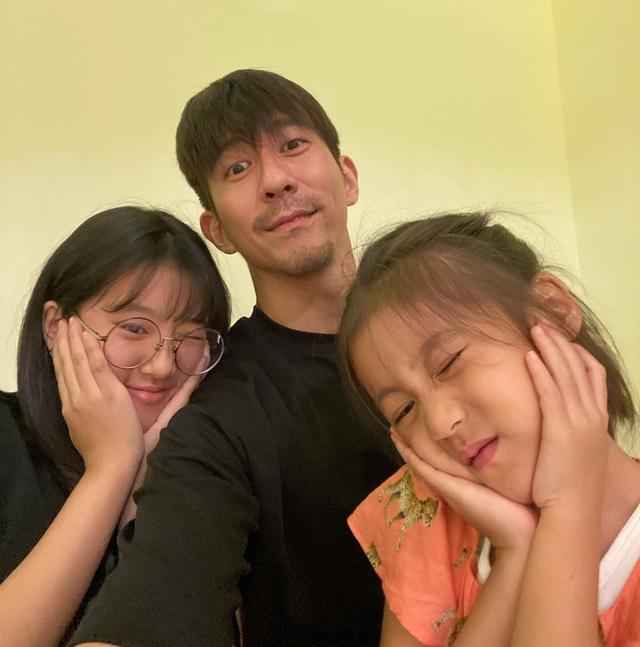 修杰楷父亲节晒照，咘咘波妞变表情包超搞怪，一家五口幸福感爆棚