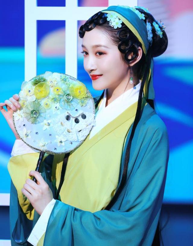 原来关晓彤当年这么自恋？自称像她这样的人去“索吻”，不会很难