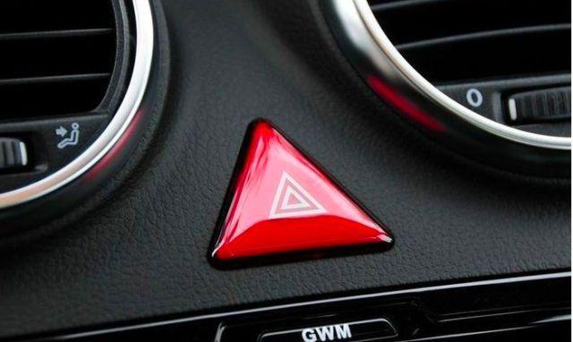 暴雨天开双闪算违章吗？交警：根本不懂开车，