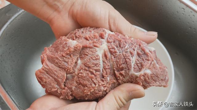 牛肉想要嫩滑好吃，别下锅炒，教你一个更简单的做法，营养又好吃