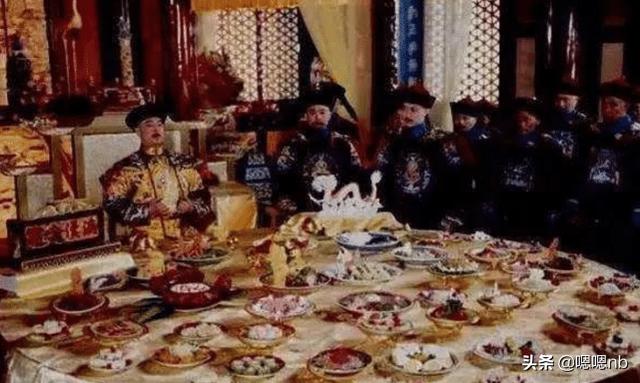 古代皇帝的龙袍禁止用水清洗，夏天臭了该怎么办？贫穷限制了想象