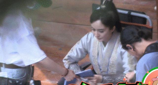 杨幂拍摄现场心情沮丧，神色凝重看手机对助理