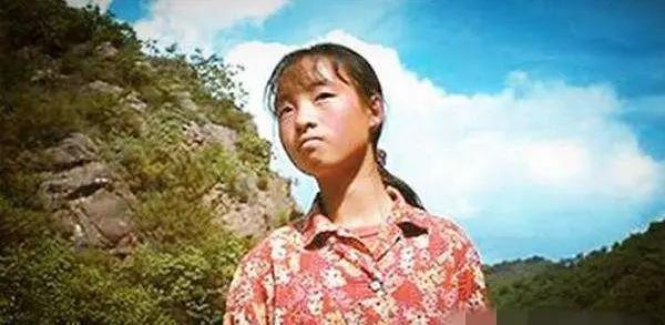 她13岁成谋女郎一举成名，被张艺谋一句话劝退，