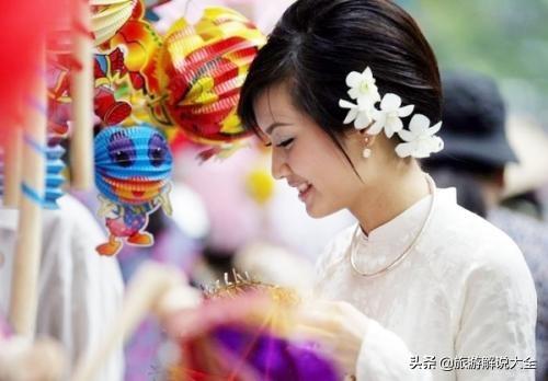 越南美女在中越边境摆摊，贩卖的商品，却让中