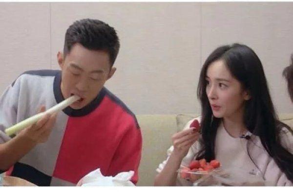 杨颖早餐两个大面包，杨幂一盒子草莓，看到关