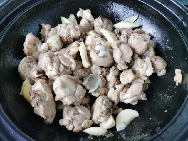 家庭版黄焖鸡，告诉你酱料比例，在家也能做出饭店的味道