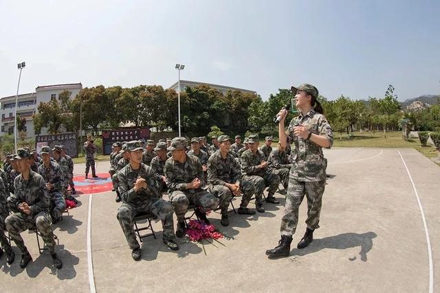 最美女兵退伍一年半，每天想着要出操，军营习惯依旧良好