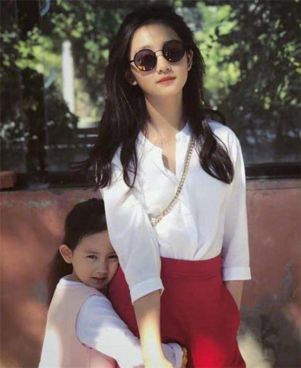 都在夸黄磊女儿长得漂亮，看到赵薇女儿后，网