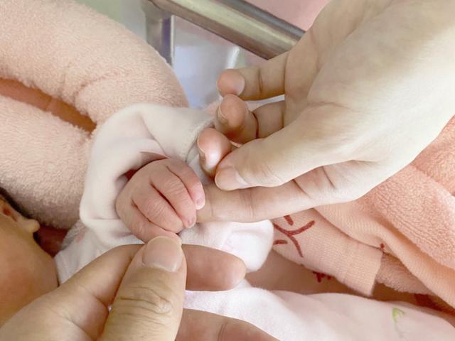 柯有伦官宣得女取名Mila，晒合影眼里满是喜悦，不忘附文感谢妻子