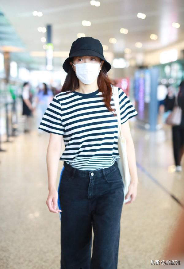 44岁曾黎真时髦，走机场穿大一码的阔腿裤，松松