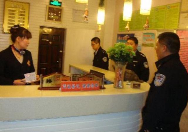 半夜遭遇警察查房，怎样确认男女关系？一个愿