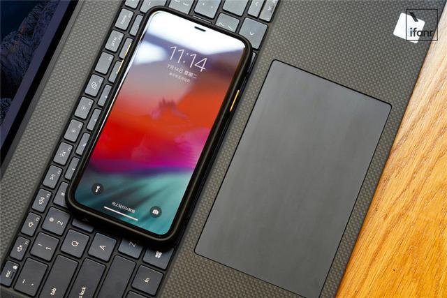 戴尔 XPS 17 评测：我背着戴尔的「超大杯」电脑出差一周