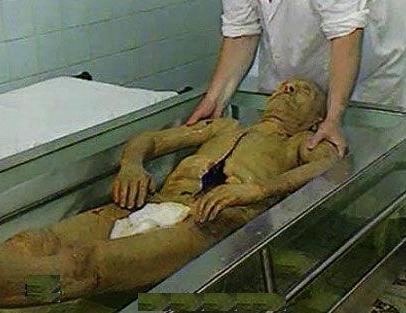 为保护列宁遗体，俄国派12名科学家看护，最后只