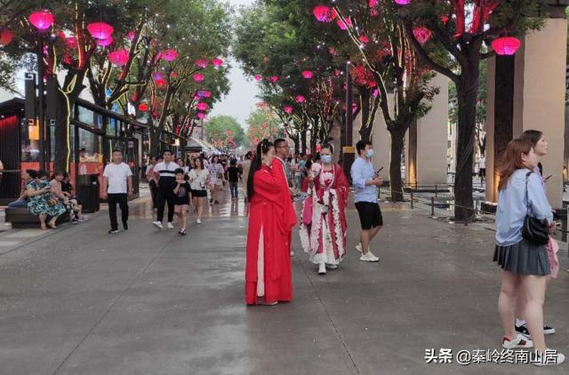 西安第一网红景区，傍晚就已游客爆满，美女和汉服小姐姐好多啊