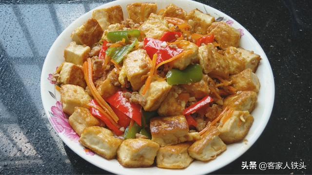 豆腐中打入2个鸡蛋，教你下饭新吃法，出锅比红烧肉还抢手，真香