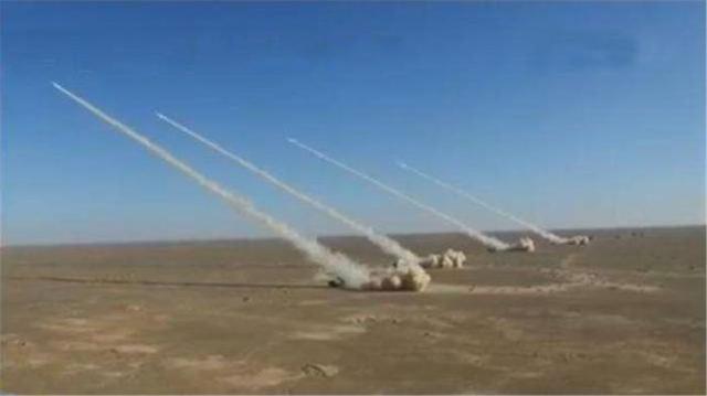 中国亮相世界顶级箱式火箭炮！射程达300公里，