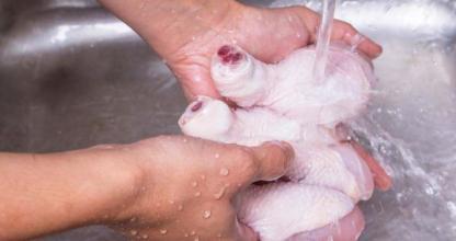 你还在用清水洗鸡肉？小心越洗越脏，告诉你去脏东西的正确方法