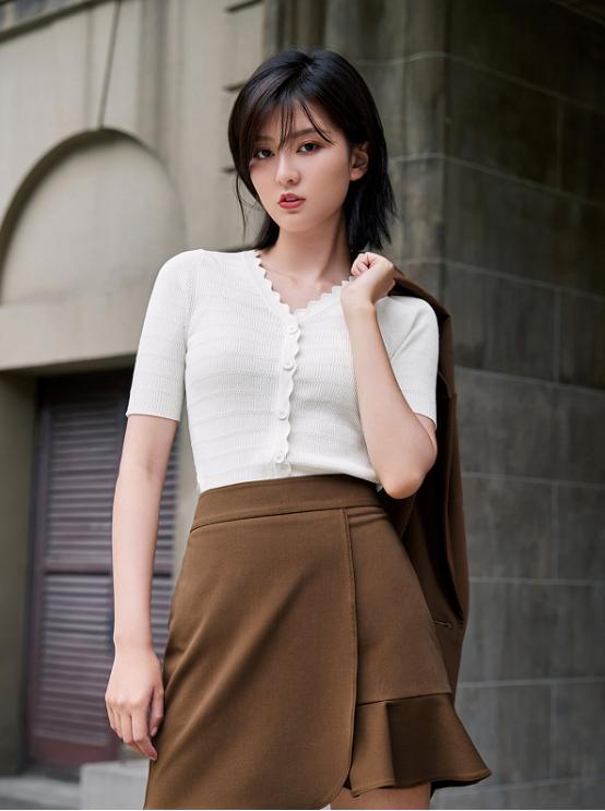 乔欣真是“茶艺女孩”，虽然服装很纯，却带着“欲”感很抢镜