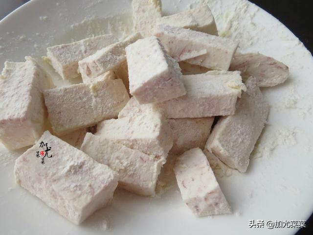 年夜饭小吃：分享芋头好吃的做法，加点面粉，香脆糯口，小孩超爱