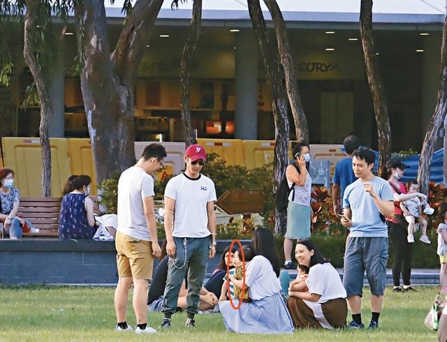 郑嘉颖带儿子公园里玩耍，1岁Rafa帅气可爱，陈凯