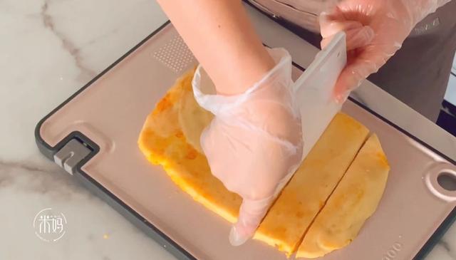 别直接吃咸蛋黄了，教你用咸蛋黄来做饼干，香浓酥脆，越吃越香