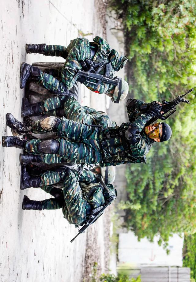 这不是电影！武警实战训练比战狼更过瘾