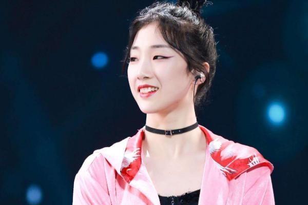 护送|火箭少女护送Yamy 火箭少女成员陪同上车戴口罩面露失落