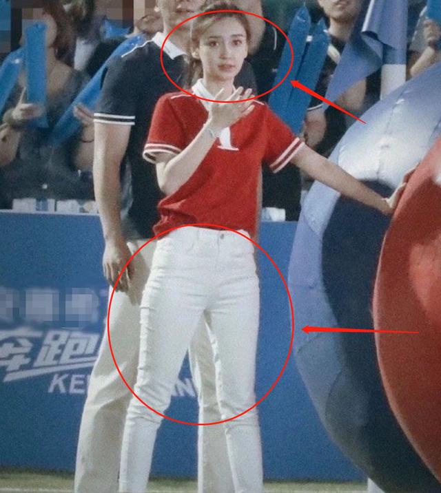 baby穿紧身裤不搭高跟鞋，见她生图下的全身照，真实身材一望而知