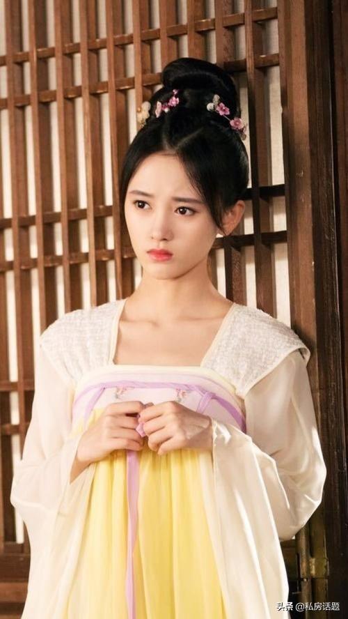 杨超越和鞠婧祎，一个初恋脸，一个高冷脸，你喜欢哪一个