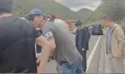 路遇|48岁沙宝亮路遇车祸连忙下车救人 善举获赞无数