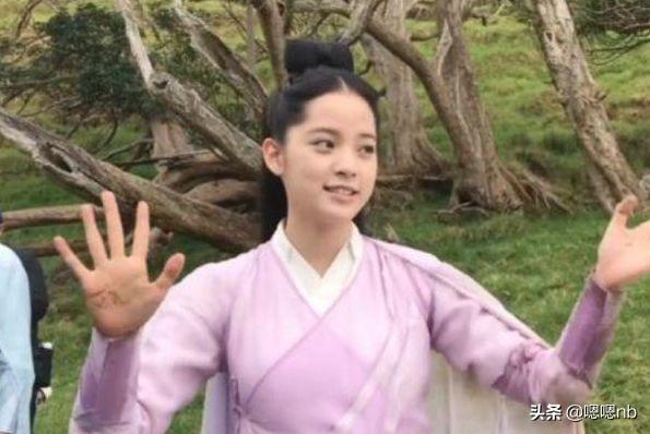 欧阳娜娜在室外拍古装剧，看到她身上穿的裙子