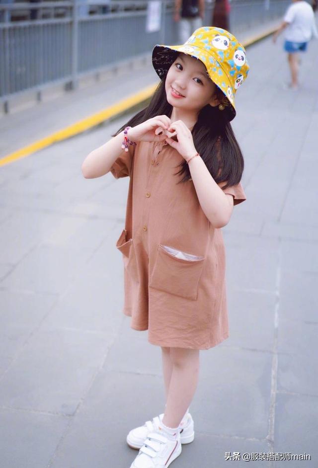 童星阿拉蕾长大了，才8岁就会穿连体裤秀腿，一看就是美人坯子