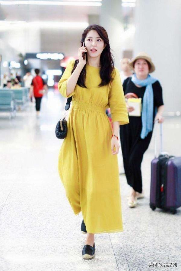 44岁曾黎真时髦，走机场穿大一码的阔腿裤，松松