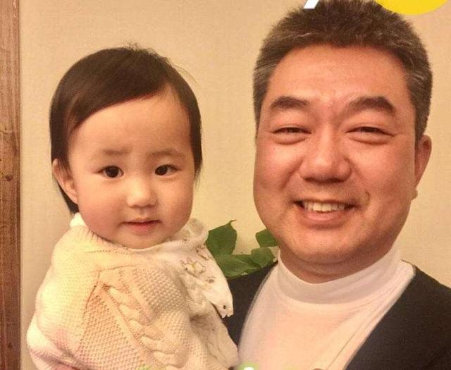 荧屏硬汉董勇，一心扑事业46岁结婚生女，对小9岁妻子一见钟情