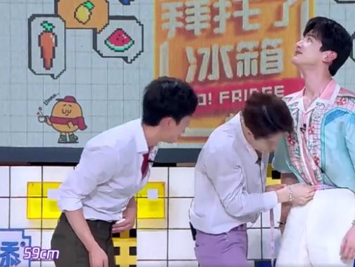 明星的腰围有多惊人？lisa腰围只有51，白敬亭的腰围堪比女明星