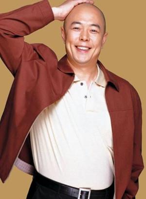 64岁的张铁林：曾有7段感情3个孩子，为何如今仍