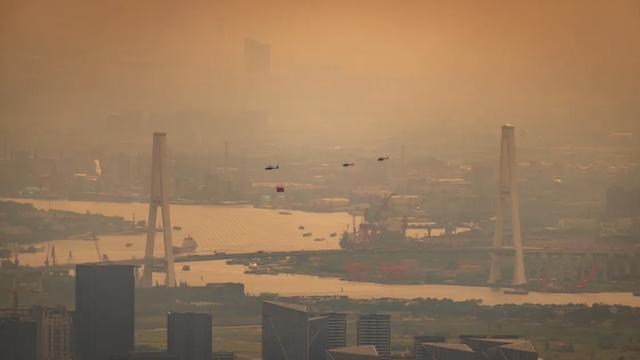上海警航直升机时隔5年再次挂载国旗飞临黄浦江