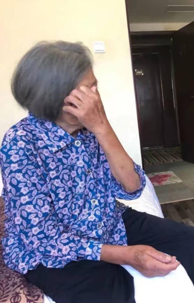 5个月大的男婴摔伤，父母无法承担医药费，双双在医院跳楼自杀，好心人愿捐助孩子18年，已汇款16万