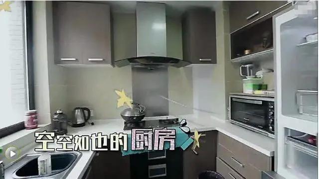 走进杜海涛的豪宅，连家具都比别人家另类，床单上还印着个大香蕉