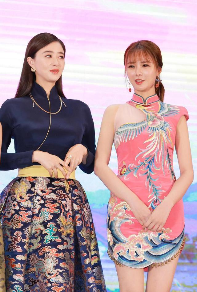 蒋欣又翻车了，这么壮硕还穿紧身连衣裙，丰满身材至少显胖10斤