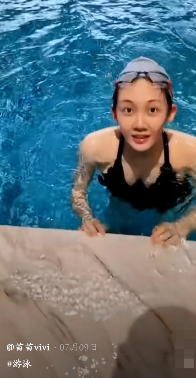 合体|郑恺苗苗合体现身宁波 一起挣奶粉钱苗苗挺大肚孕味浓