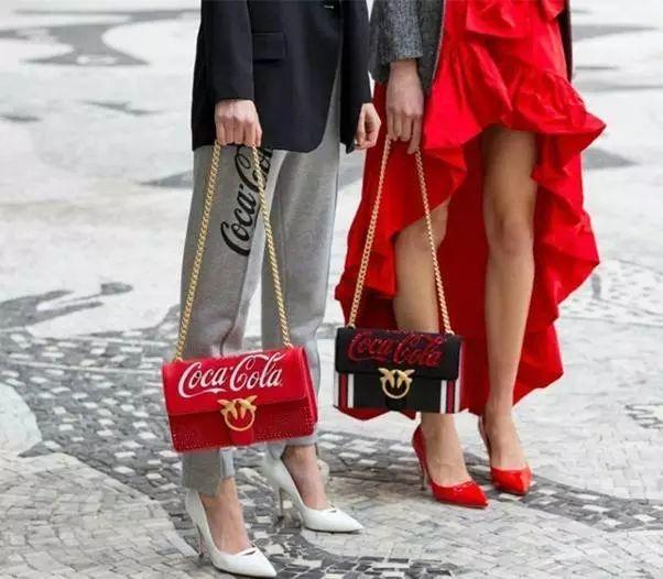 救救可口可乐吧！为了不破产，它都开始卖衣服、彩妆和包包了