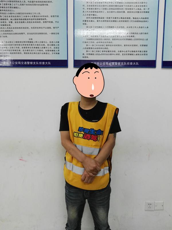 翻车|醉驾男子撞翻车又爬回车内酣睡 酒劲上来后趴在车里就睡着了