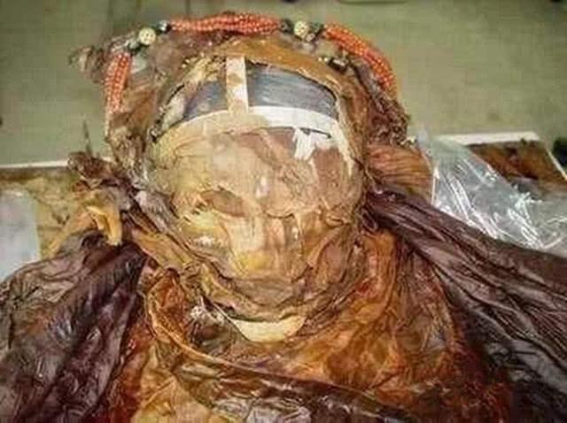 内蒙古发现红色棺木，考古队刚揭开女尸衣服，专家：危险，快撤
