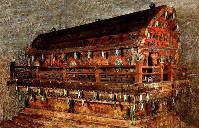 内蒙古发现红色棺木，考古队刚揭开女尸衣服，专家：危险，快撤